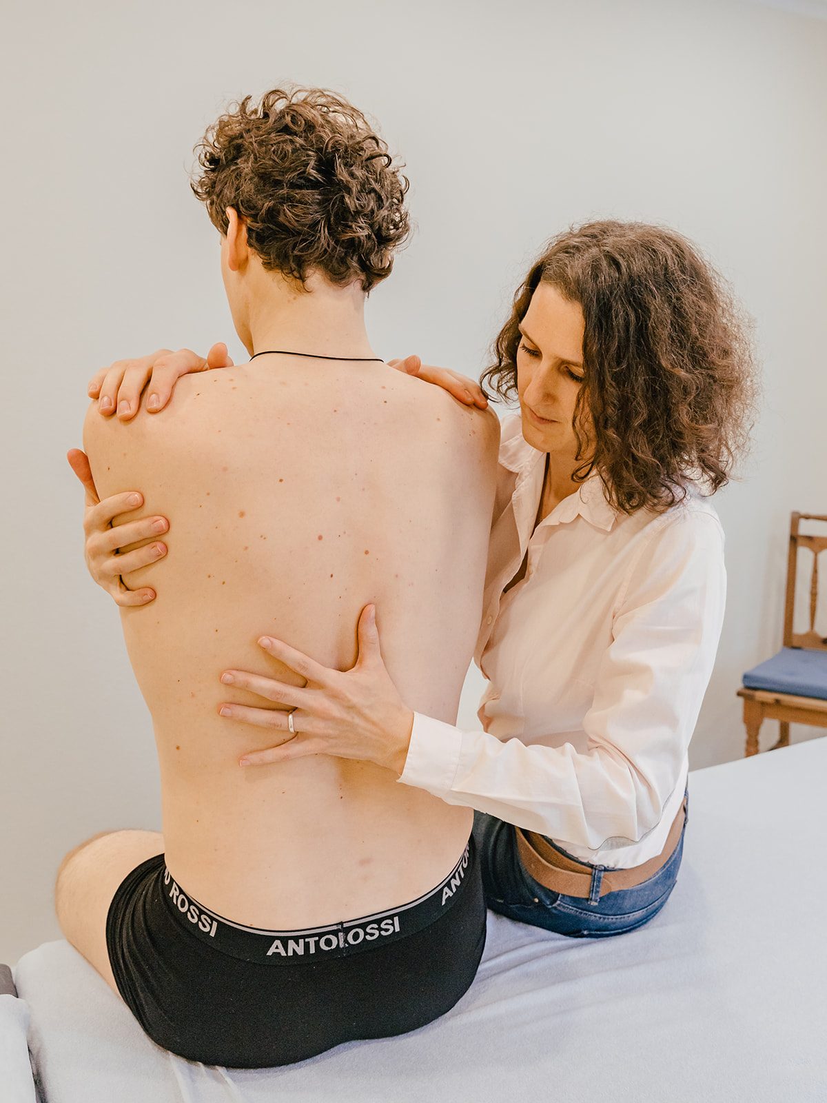 Sophie Starker bei einer osteopathischen Behandlung im Sitzen